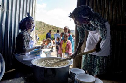 En esta escuela de Etiopía, las comidas escolares se preparan con productos locales, lo cual beneficia a los pequeños agricultores y al resto de la comunidad, contribuyendo a la sostenibilidad del proyecto. 