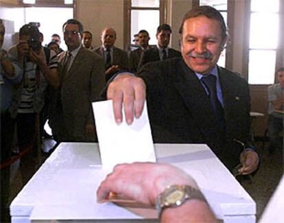 El presidente argelino Abdelaziz Bouteflika introduce su papeleta electoral en una urna.