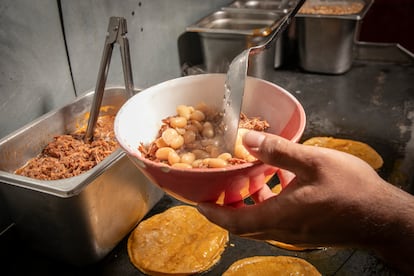 Un cocinero prepara un plato de birria en Ciudad de México, el 2 de julio.