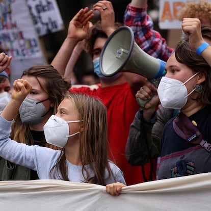 Berlin (Germany), 24/09/2021.- Swedish climate activist Greta Thunberg (C) attends the Fridays For Future global climate action day in Berlin, Germany, 24 September 2021. Climate activists of Fridays For Future call for socially fair and consistent measures to limit climate heating to 1.5 degrees Celsius ahead of German federal elections, that take place on 26 September 2021. The young activists are planning hundreds of protests and demonstrations worldwide during a 'climate strike' on 24 September 2021. (Elecciones, Protestas, Alemania) EFE/EPA/FILIP SINGER