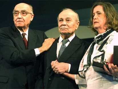 José Saramago, a la izquierda, Ernesto Sábato y Elvira González, su compañera, al finalizar el homenaje al escritor argentino

.