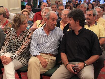 El secretario general de EA, Pello Urizar (a la derecha), conversa con Carlos Garaikoetxea y la responsable de Comunicación del partido, Ikerne Badiola, minutos antes de que ayer comenzara el acto de la formación independentista en San Sebastián.