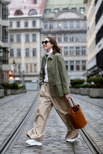 El street style ha abrazado la tendencia y hay buenos ejemplos para adaptar la pasarela a las calles. Nos quedamos con este de aires deportivos: jersey básico, chaqueta larga, pantalón ancho y zapatillas.