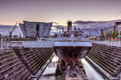 Una renovación: La noche del 14 de abril de 1912 el 'Titanic' se hundió cuando navegaba al sur de Newfoundland, en Canadá, tras chocar con un iceberg. Más de 111 años después, el Museo Titanic, en la capital norirlandesa de Belfast, reabre sus puertas tras su primera remodelación para rendir homenaje a sus pasajeros a través de sus propios testimonios o de objetos históricos, como el violín que sonó en la cubierta antes de sumergirse en las aguas del Atlántico Norte.