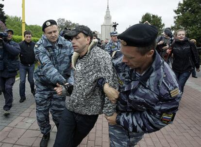 Dos agentes detienen a uno participante en la marcha gay no autorizada que se iba a celebrar en Moscú