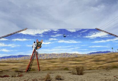 El artista John Coleman crea un mural en la Clínica de Animales del Desierto de Hot Springs en California.