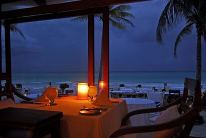 Al llegar la noche (oscurece a las 6 de la tarde), es el momento de vestirnos con nuestras mejores galas y disfrutar de una romántica cena, por ejemplo en la terraza del hotel Maroma, a la luz de las velas. Con el sonido del mar de fondo. ¡Atención: ponen guacamole con chapulines! www.maromahotel.com.mx