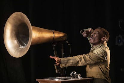 Una imatge e l'espectacle 'Chotto Xenos' que es presenta al Mercat de les Flors.