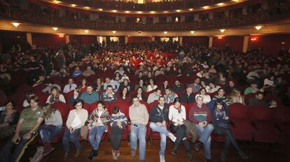 El público espera la salida de Iván Ferreiro en el patio de butacas.