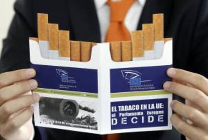 El Parlamento Europeo presentó la nueva directiva sobre el tabaco, hoy en Valencia, con la asistencia de los eurodiputados españoles Pilar Ayuso (PP) y Andrés Perelló (PSOE).