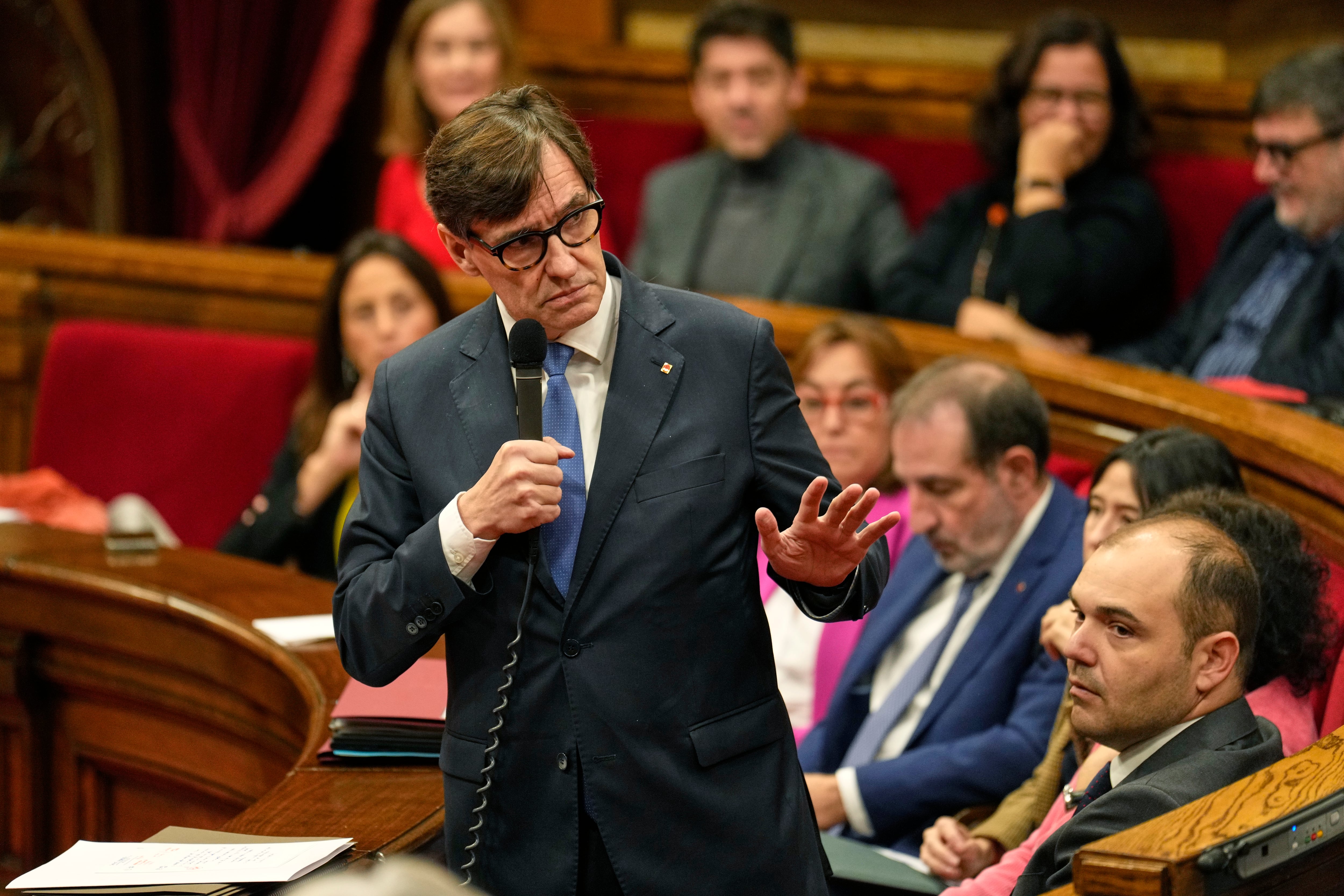 El presidente de la Generalitat, Salvador Illa, durante el pleno del Parlament donde se somete a una nueva sesión de control.