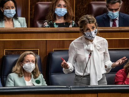 La ministra de Trabajo, Yolanda Díaz (de pie), junto a Nadia Calviño y Pedro Sánchez ayer en el Congreso.