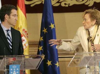 Alberto Núñez Feijóo y María Teresa Fernández de la Vega, durante la rueda de prensa de ayer en el Pazo de Raxoi de Santiago.