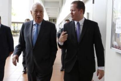 El ministro de Asuntos Exteriores de España, Manuel García-Margallo (i), y el secretario de Estado de Puerto Rico, David Bernir.