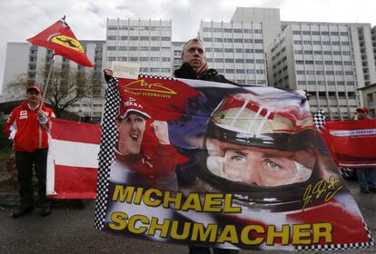 Fãs do ex-piloto alemão Michael Schumacher se reúnem em frente ao hospital francês de Grenoble.