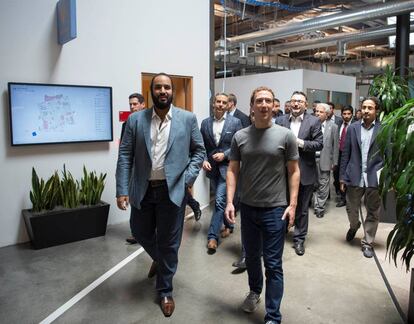 Mohamed Bin Salmán y Marck Zuckerberg caminan por la sede central de Facebook, el pasado miércoles.