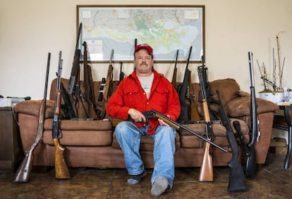 Scott Porter, com algumas de suas armas em sua casa na Louisianna.
