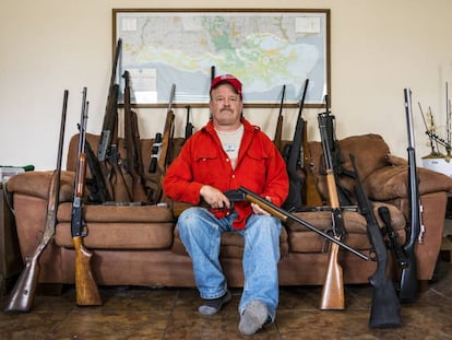 Scott Porter, com algumas de suas armas em sua casa na Louisianna.