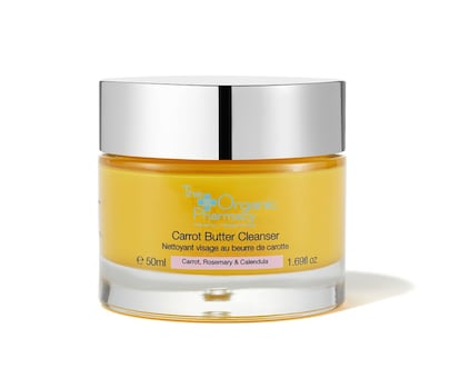 Hace 20 años, Margo Marrone fundó The Organic Pharmacy, una de las marcas de belleza más reconocidas del mundo eco. Carrot Butter Cleanser es su famoso bálsamo desmaquillante para todo tipo de pieles, de textura fundente y una fórmula antiedad rica en betacarotenos, caléndula, romero y lavanda. Limpia, desmaquilla y exfolia, combatiendo los radicales libres. Su envase se puede rellenar, en línea con su apuesta por cuidar el medio ambiente. Precio: 56 euros. https://5thessencesquare.com.