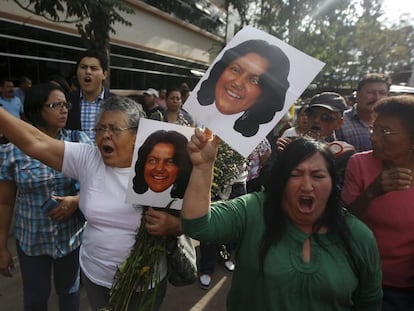 Marcha em protesto pelo assassinato de Berta Cáceres, na quinta-feira, em Honduras.