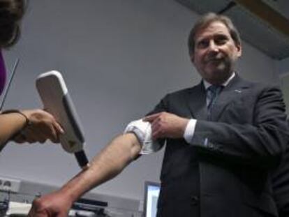 El comisario europeo de Política Regional, Johannes Hahn (d). EFE/Archivo