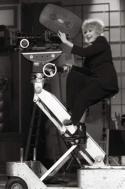 Rosa Maria Sardá, presentadora de la gala de los premios Goya en 1994, subida a una cámara.