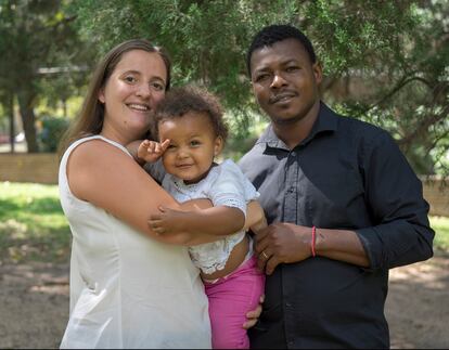 Clara Abella, Biden Kanu y su hija Carmen son la foto que anuncia el comienzo de la exposición '¡Somos Afro!'.