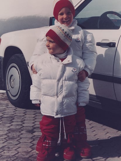 El fundador de la marca de culto Palm Angels, Francesco Ragazzi, ha escogido una fotografía del álbum familiar para señalar el impacto que ha tenido Moncler desde su infancia. "Yo tenía cuatro años cuando se tomó esta foto de mí y de mi hermano en las pistas de St. Moritz. Ambos vestimos Moncler", cuenta el creativo.