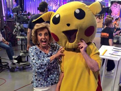 María Teresa Campos con un Pikachu XXL bajo el que se oculta Karmele Marchante.