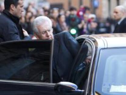 El dimisionario primer ministro italiano, Mario Monti, a su llegada al Senado de Roma, Italia, ayer.