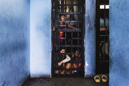 Dos mujeres cumplen su pena en el centro de detención preventiva de La Yaguara, Caracas, en 2018.