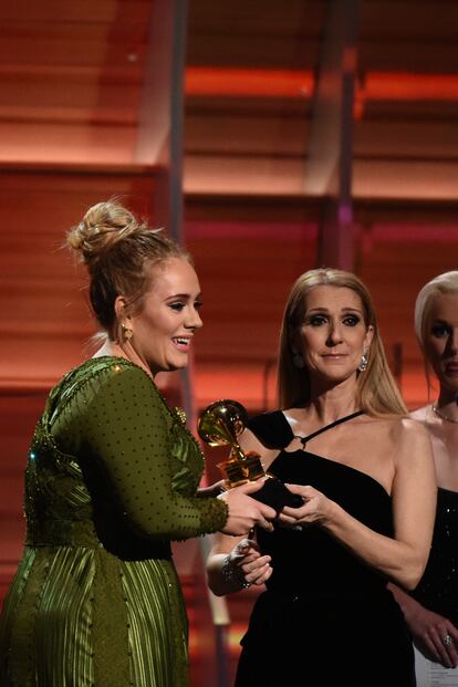 Y no hay mayor fan de ella que la británica Adele, dueña de tal admiración por la cantante que incluso tiene un pedazo de chicle masticado por la intérprete enmarcado en su casa, un regalo cortesía de James Corden. La cantante de éxitos como 'Someone Like You' también ha imitado a Dion en su apuesta por fijar una residencia larga de conciertos en Las Vegas. Justamente, hace pocos días Adele no pudo evitar las lágrimas al descubrir a su gran referente artístico sentada entre el público de su show y se fundieron en un emocionante abrazo.