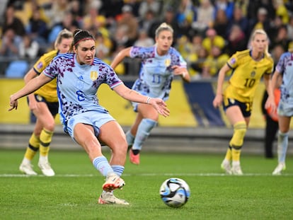 Mariona Caldentey lanza el penalti que le dio la victoria a España en Suecia.