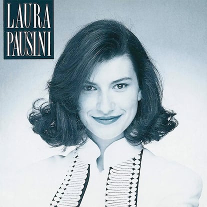 En la versión italiana de su disco ‘Laura Pausini’ aparece con camisa de cuello Mao abrochada hasta acariciar la garganta.