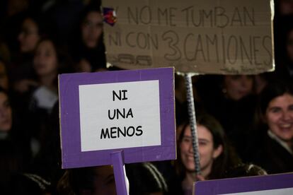 Una mujer sostiene una pancarta contra la violencia machista en la manifestación del 8-M, este miércoles, en Pamplona.