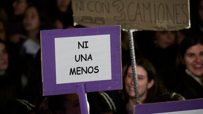 Una mujer sostiene una pancarta contra la violencia machista en la manifestación del 8-M, este miércoles, en Pamplona.