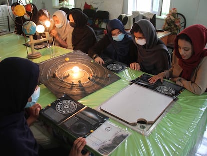 Jovens afegãs em uma aula de astronomia, em julho, em Herat.