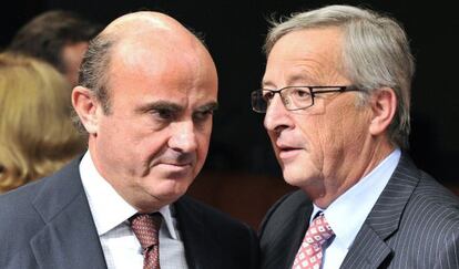 Guindos habla con Junker, en el pasado Eurogrupo.