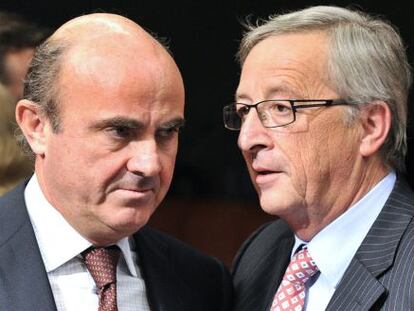 Guindos habla con Junker, en el pasado Eurogrupo.