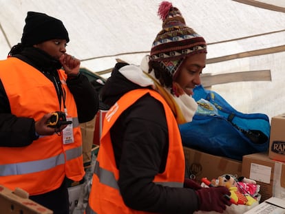 Dos voluntarios de la Caravana Antirracista organizan la ayuda en la frontera de Polonia con Ucrania para apoyar a refugiados racializados.
