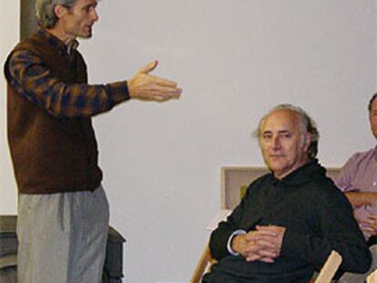 El director Raúl Rodríguez, de pie, y Amancio Prada, durante el estreno de <i>Y véante mis ojos,</i> en la localidad segoviana de Basardilla.