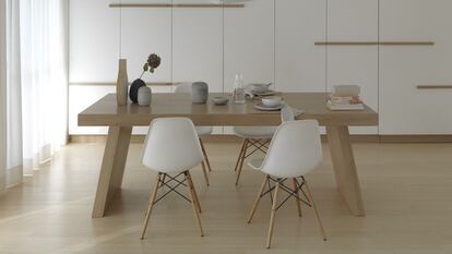 La mesa de roble del comedor fue ideada por los propietarios
de la vivienda, los arquitectos Marco Vincenti y Andrea Caturegli. Sobre ella se sitúa
la lámpara Jamaica que Marc Sadler diseñó para la empresa Foscarini. Las sillas son el modelo DSW de Charles & Ray Eames, que comercializa Vitra.