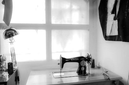 La máquina de coser de Mario Vidal en su estudio de Madrid.