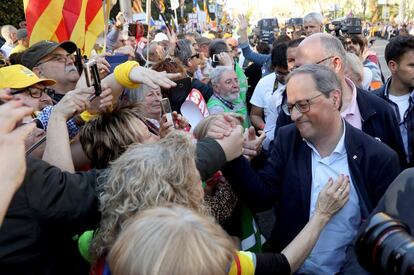 O presidente da Generalitat (o governo regional catalão), Quim Torra (direita), participa da manifestação independentista contra o julgamento do 'procés', o processo independentista da região, pelo centro de Madri. Em 2017, os líderes catalães organizaram um referendo pela independência considerado ilegal pelo governo espanhol, e são julgados por isso desde o mês passado.