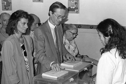 Jorge Verstrynge, entonces secretario general de Alianza Popular, y su mujer, María Vidaurreta, votando en las elecciones de 1986.