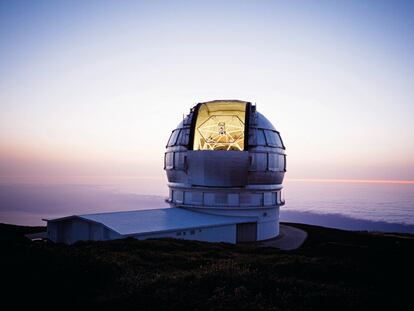 Atardece en el Roque de los Muchachos. Y el Gran Telescopio Canarias abre su párpado por encima del mar de nubes y se prepara para mirar a las estrellas