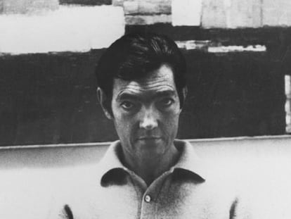 El escritor Julio Cort&aacute;zar, en 1968