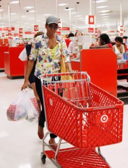 Michelle Obama empuja un carrito de supermercado en la tienda en la que una mujer le pidió que le cogiera un producto de la estantería, en septiembre de 2011.