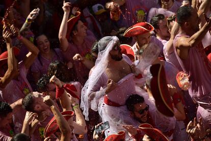 Um homem fantasiado de noiva, na abertura oficial dos nove dias de festa em Pamplona.