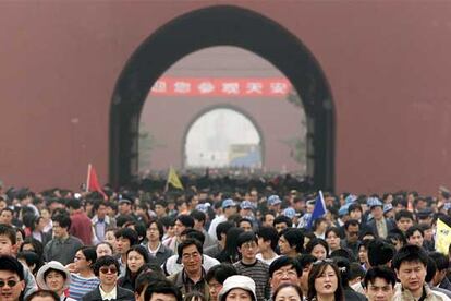 Habitantes de Pekín en la plaza de Tiananmen en la concentración del 1 de mayo.